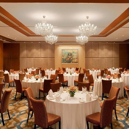 Radisson Blu Plaza Hotel Hyderabad Banjara Hills Restaurant foto The ballroom