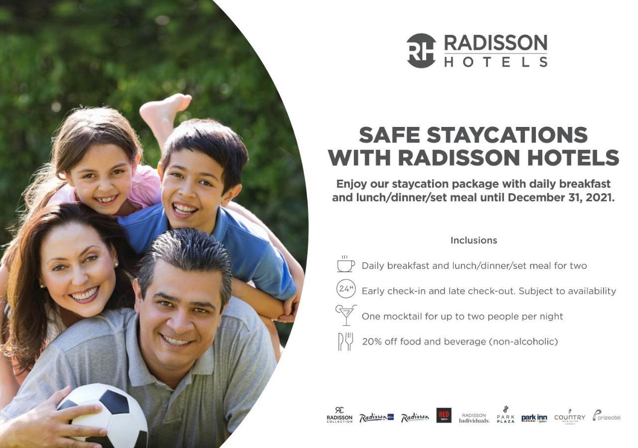 Radisson Blu Plaza Hotel Hyderabad Banjara Hills Exterior foto A Radisson Hotels advertisement