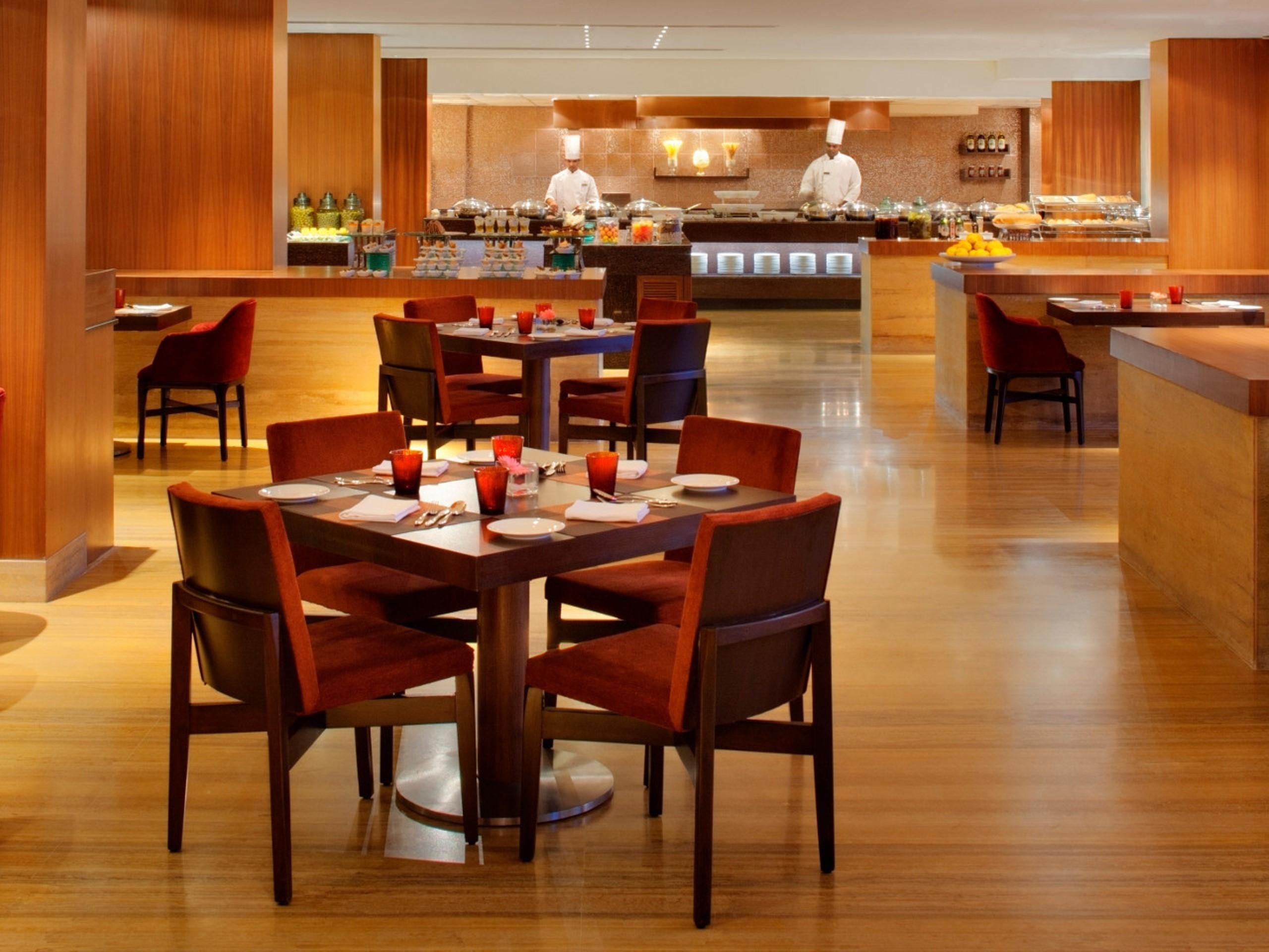 Radisson Blu Plaza Hotel Hyderabad Banjara Hills Exterior foto The restaurant