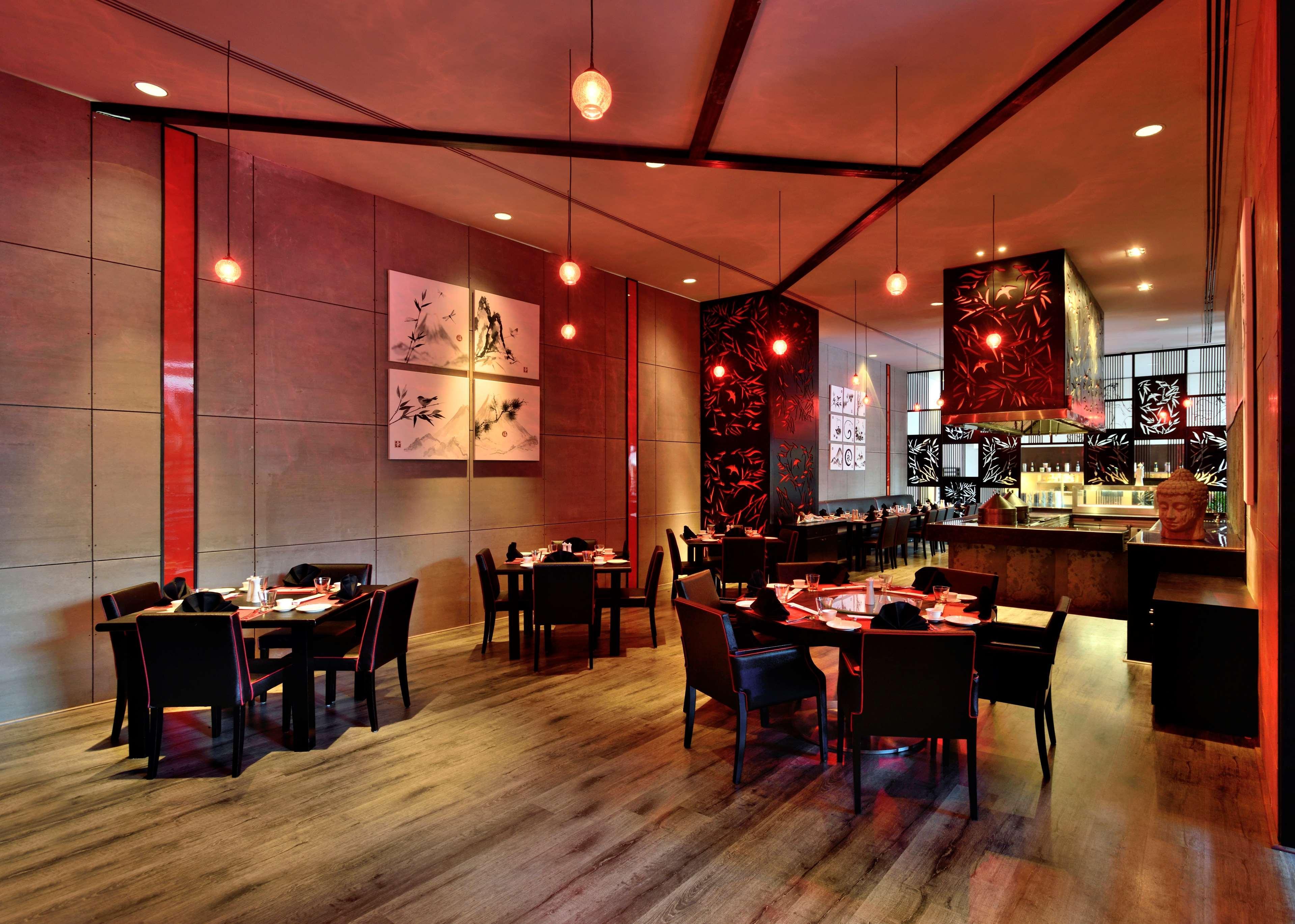 Radisson Blu Plaza Hotel Hyderabad Banjara Hills Exterior foto The interior of a restaurant