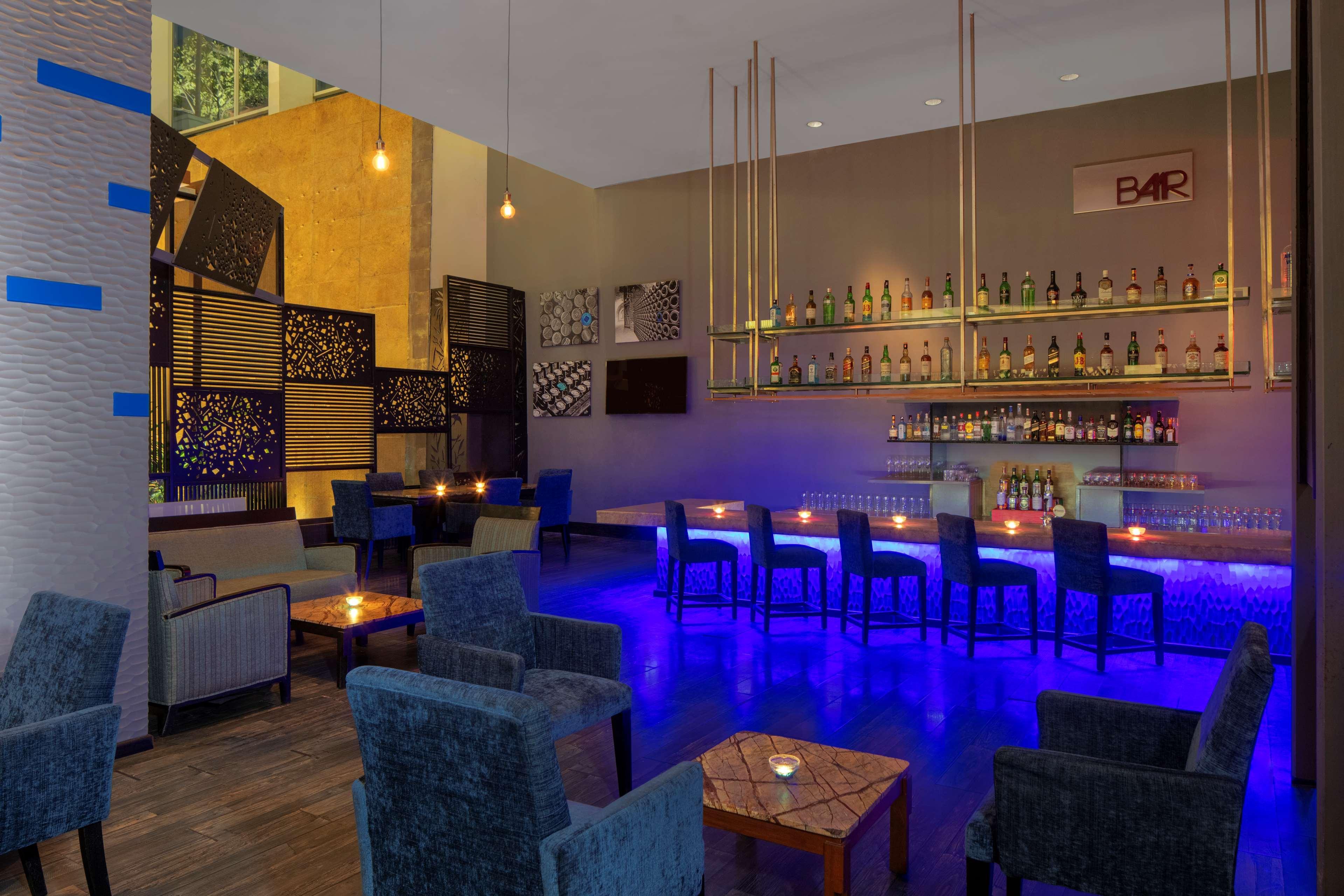 Radisson Blu Plaza Hotel Hyderabad Banjara Hills Exterior foto The bar at the hotel
