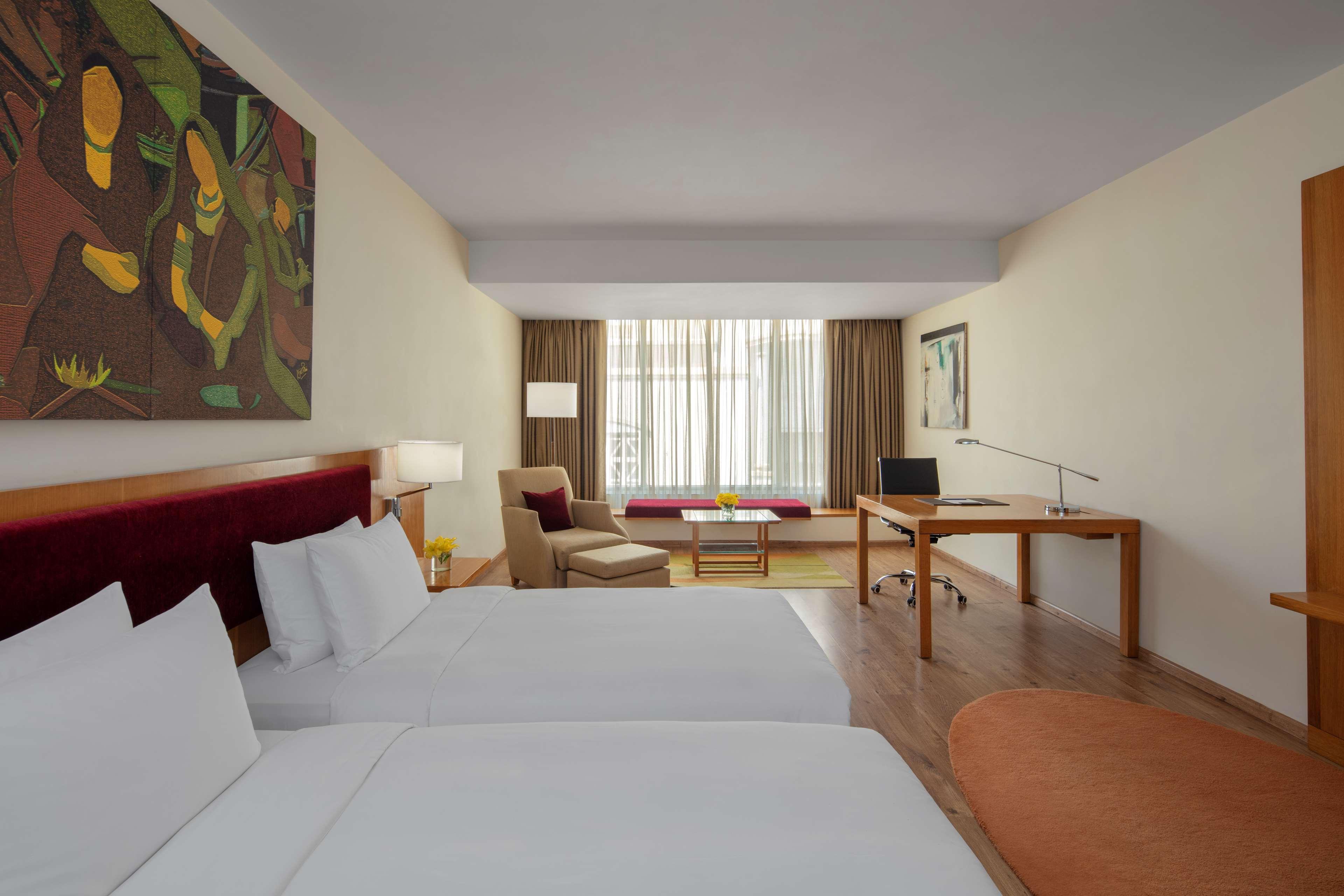 Radisson Blu Plaza Hotel Hyderabad Banjara Hills Exterior foto A room at the hotel