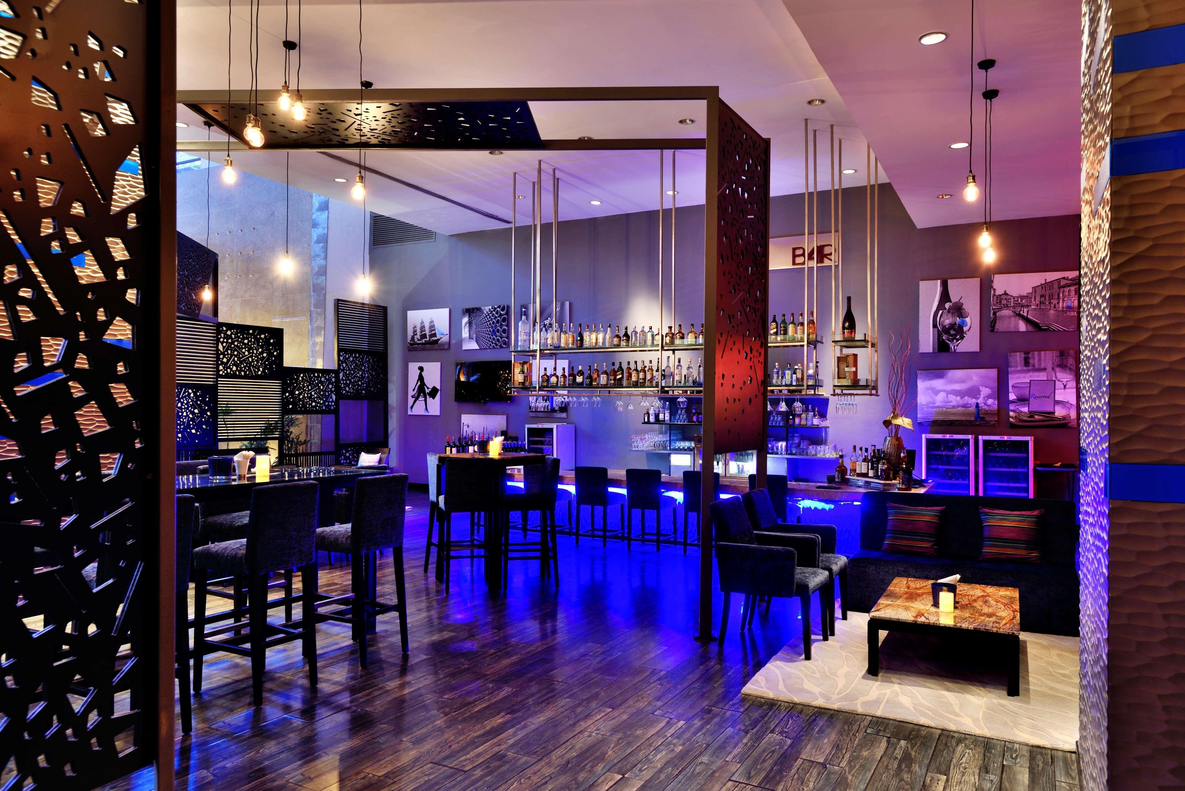 Radisson Blu Plaza Hotel Hyderabad Banjara Hills Exterior foto The bar at the hotel