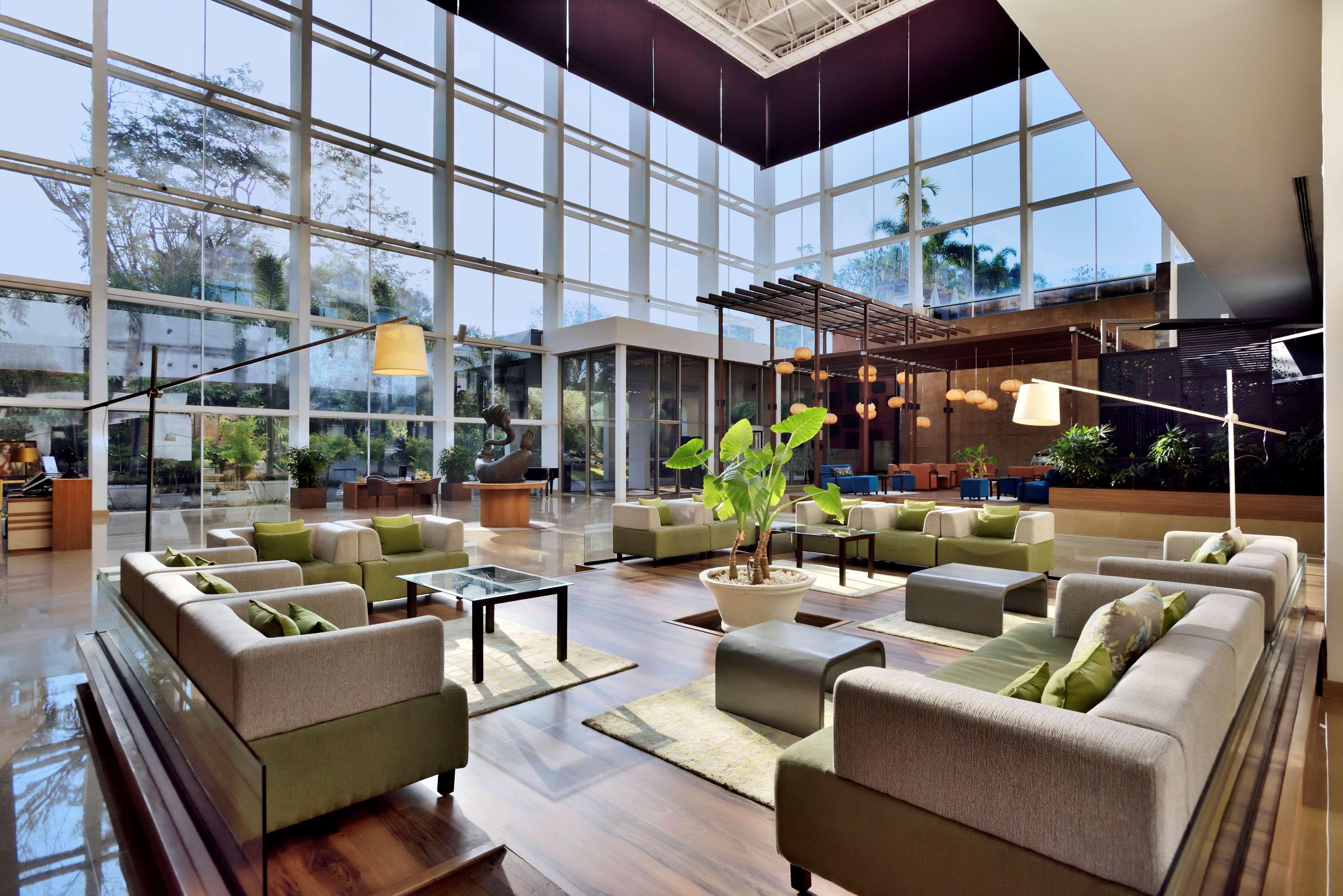 Radisson Blu Plaza Hotel Hyderabad Banjara Hills Exterior foto Lobby