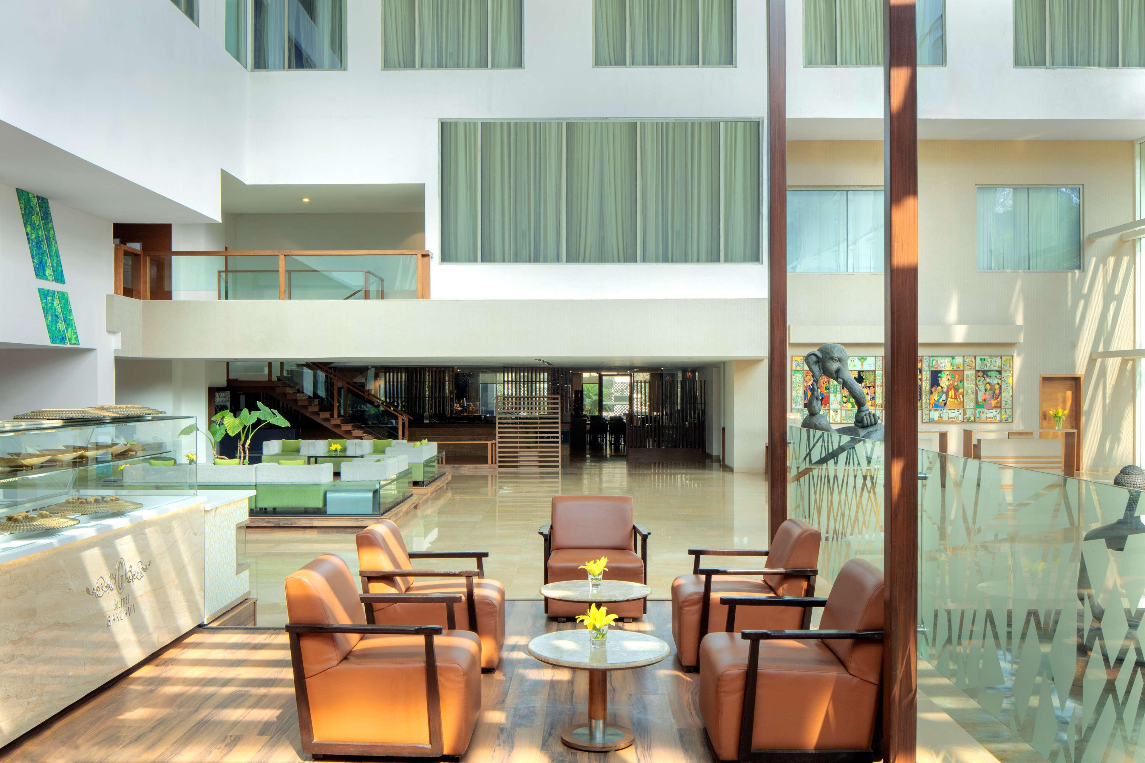 Radisson Blu Plaza Hotel Hyderabad Banjara Hills Exterior foto Lobby