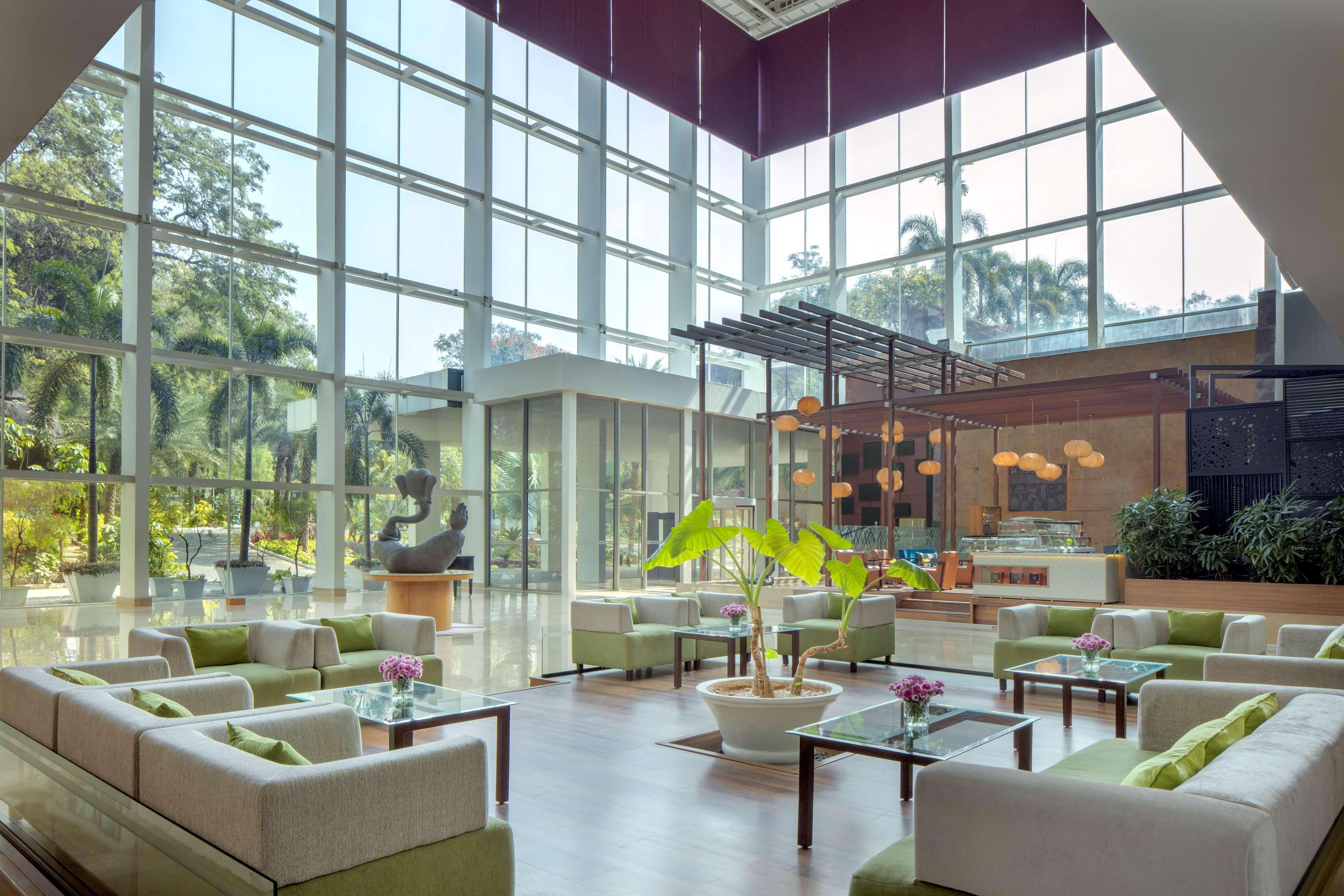 Radisson Blu Plaza Hotel Hyderabad Banjara Hills Exterior foto Lobby