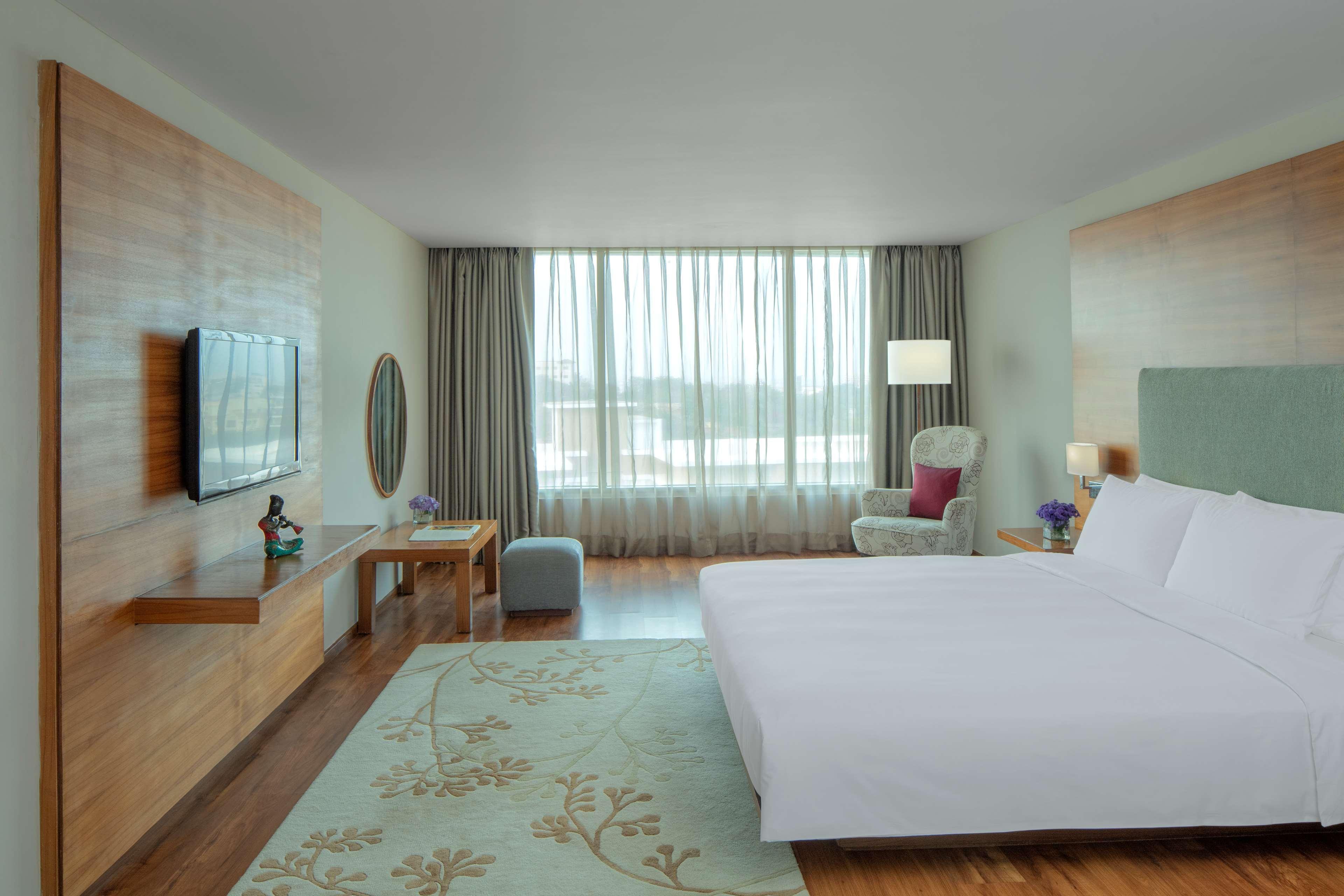 Radisson Blu Plaza Hotel Hyderabad Banjara Hills Exterior foto Deluxe Room