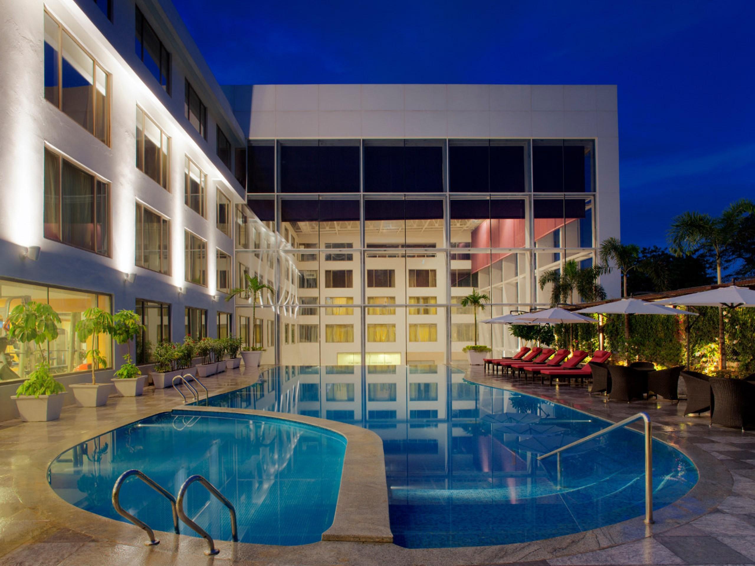 Radisson Blu Plaza Hotel Hyderabad Banjara Hills Exterior foto The swimming pool at the hotel