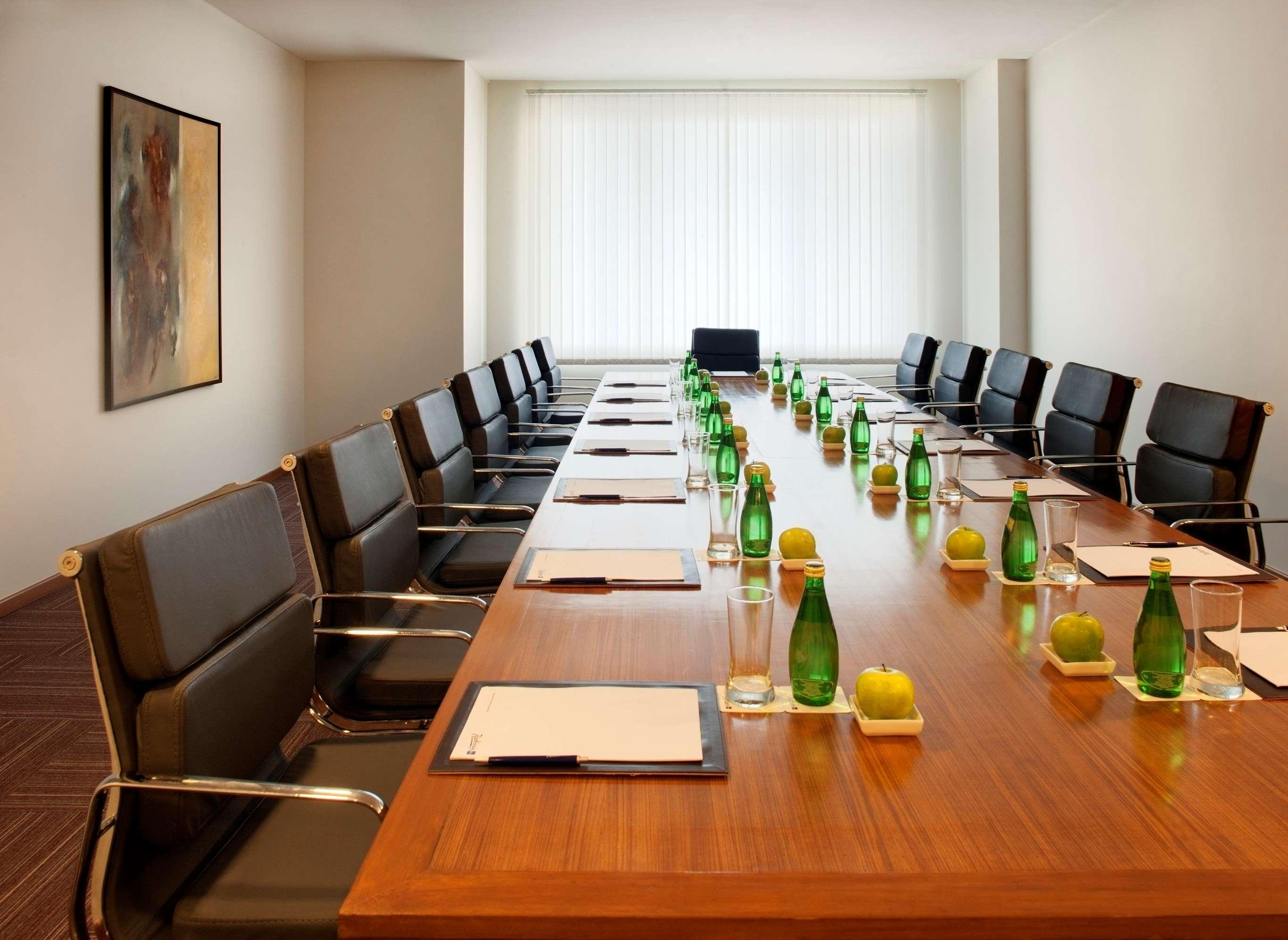 Radisson Blu Plaza Hotel Hyderabad Banjara Hills Business foto A boardroom