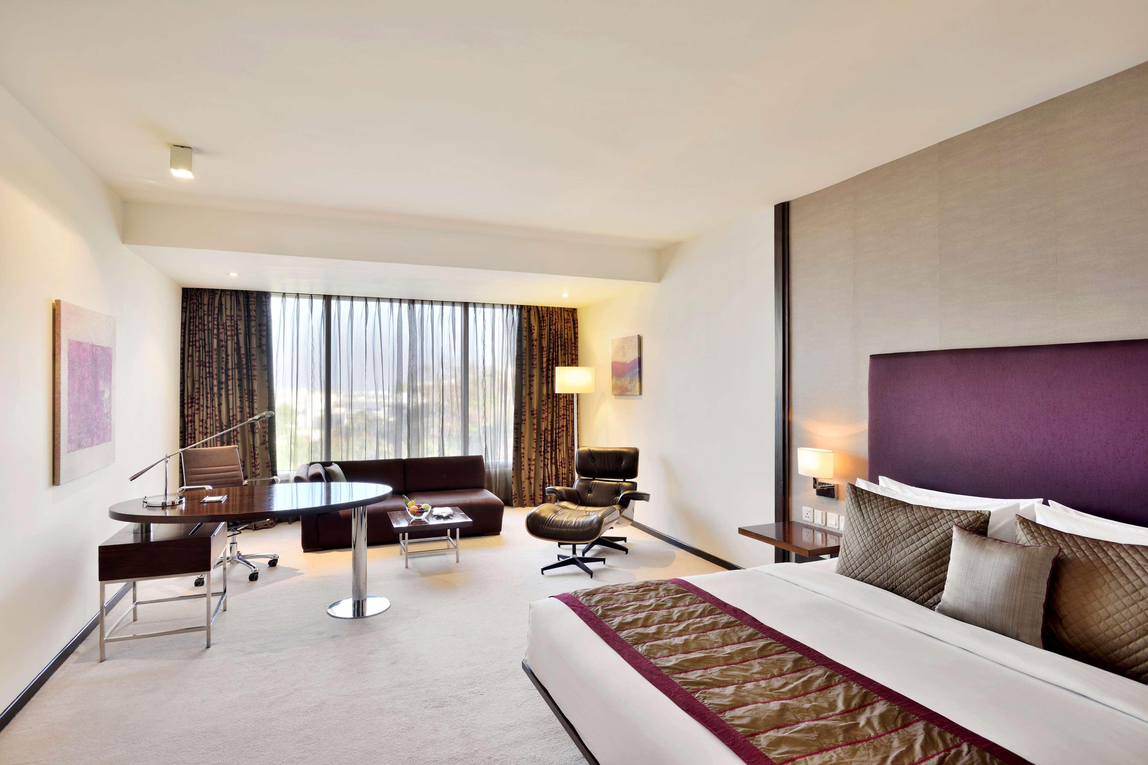 Radisson Blu Plaza Hotel Hyderabad Banjara Hills Exterior foto A room at the Park Hyatt Hyderabad