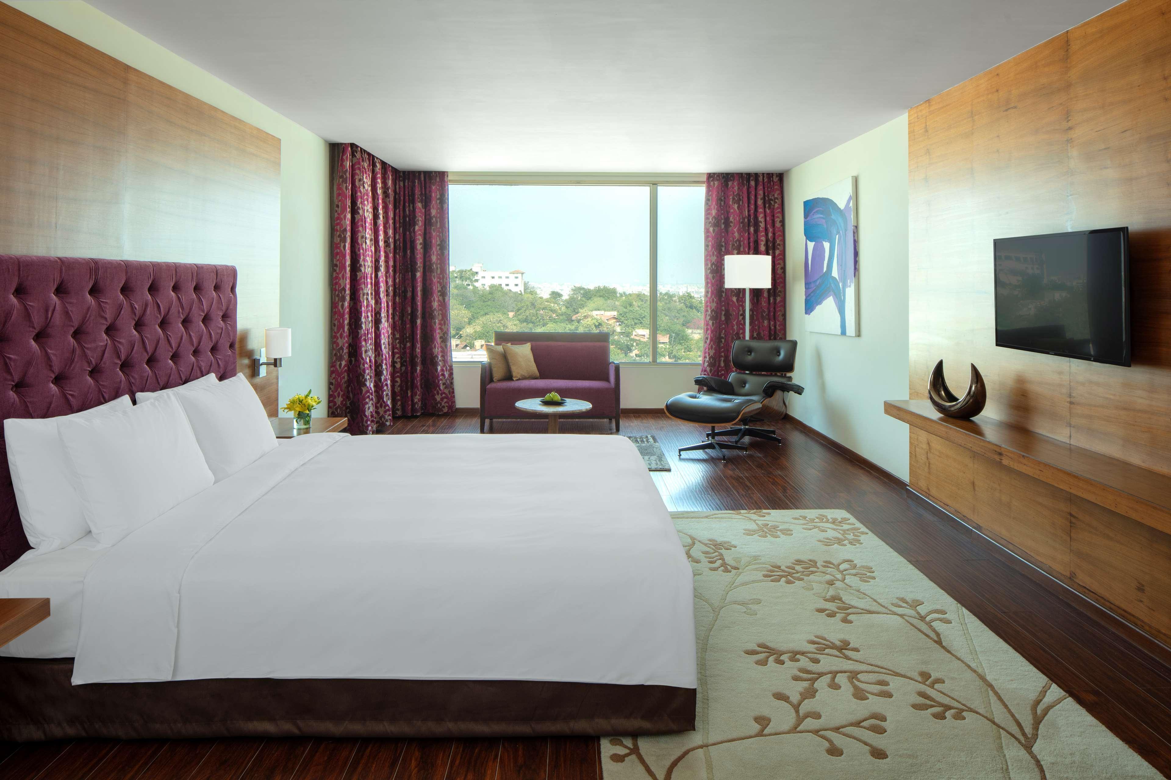Radisson Blu Plaza Hotel Hyderabad Banjara Hills Exterior foto Deluxe Room
