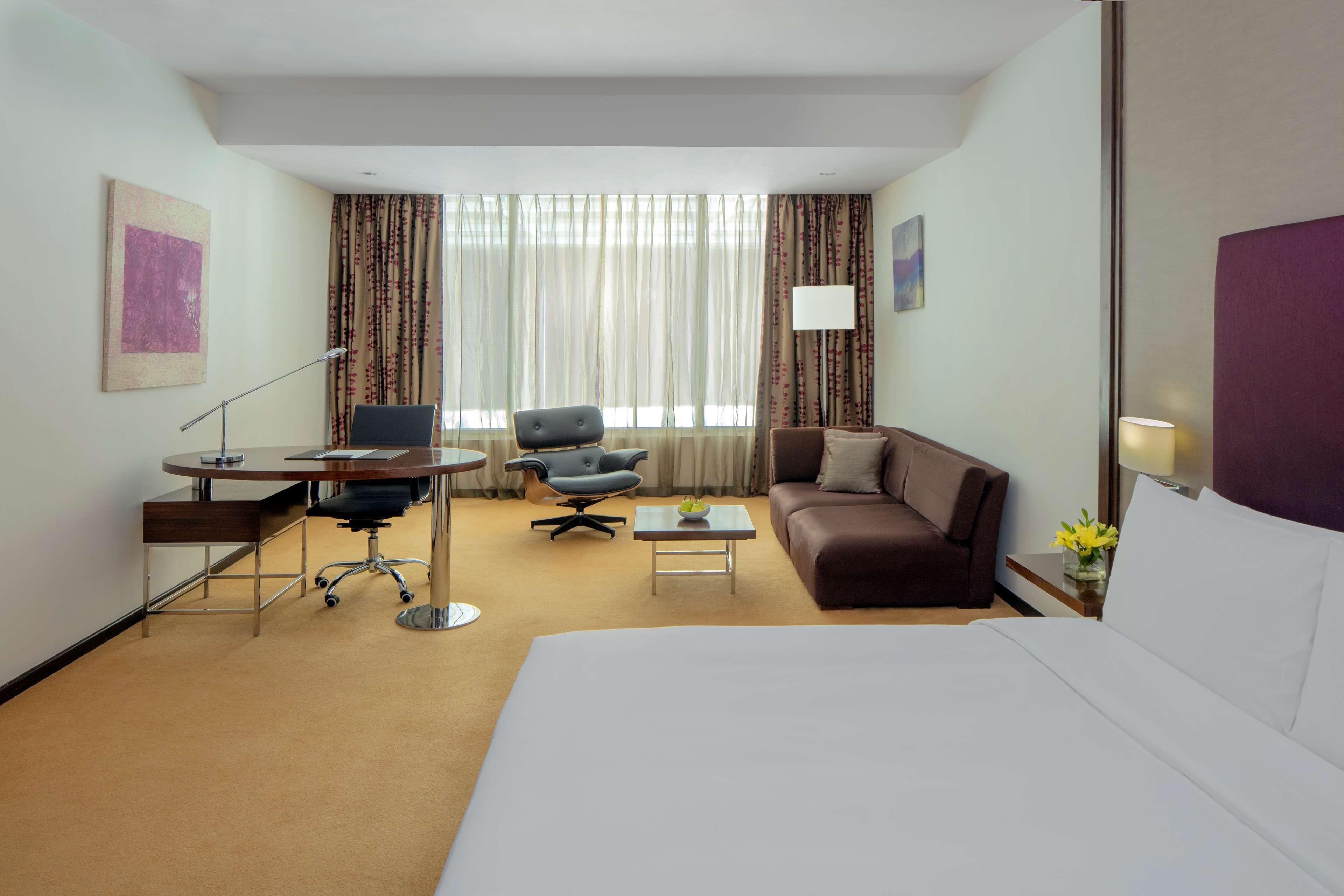 Radisson Blu Plaza Hotel Hyderabad Banjara Hills Exterior foto A room at the hotel