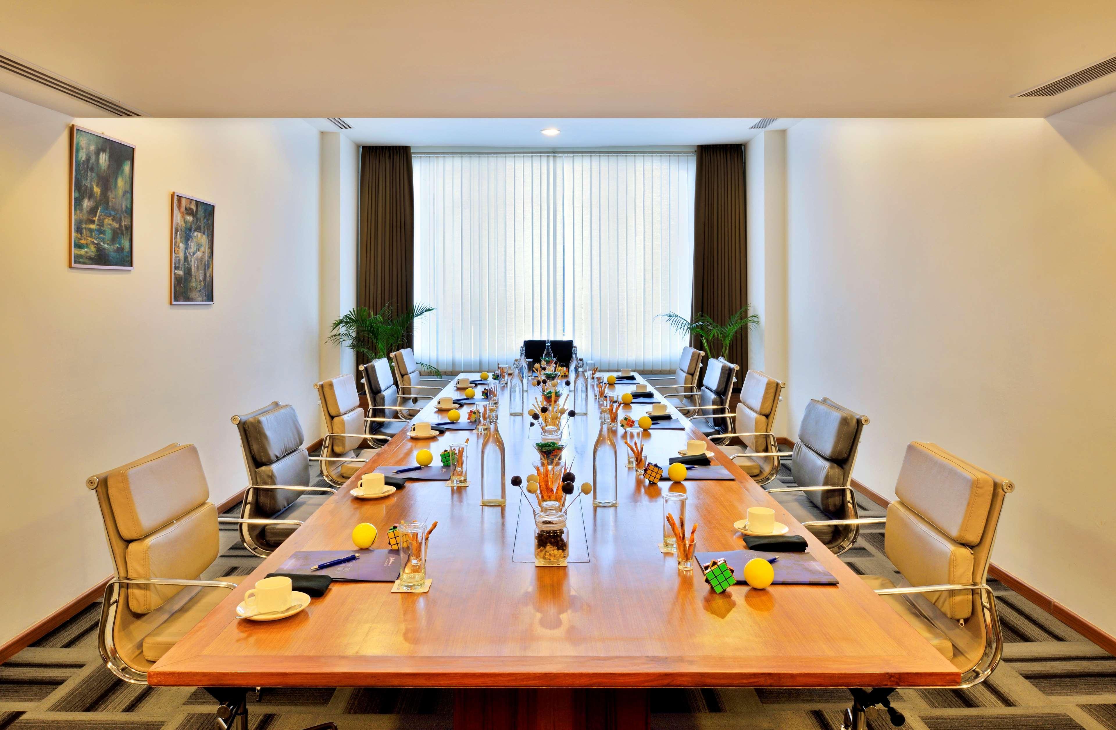 Radisson Blu Plaza Hotel Hyderabad Banjara Hills Exterior foto Meeting room