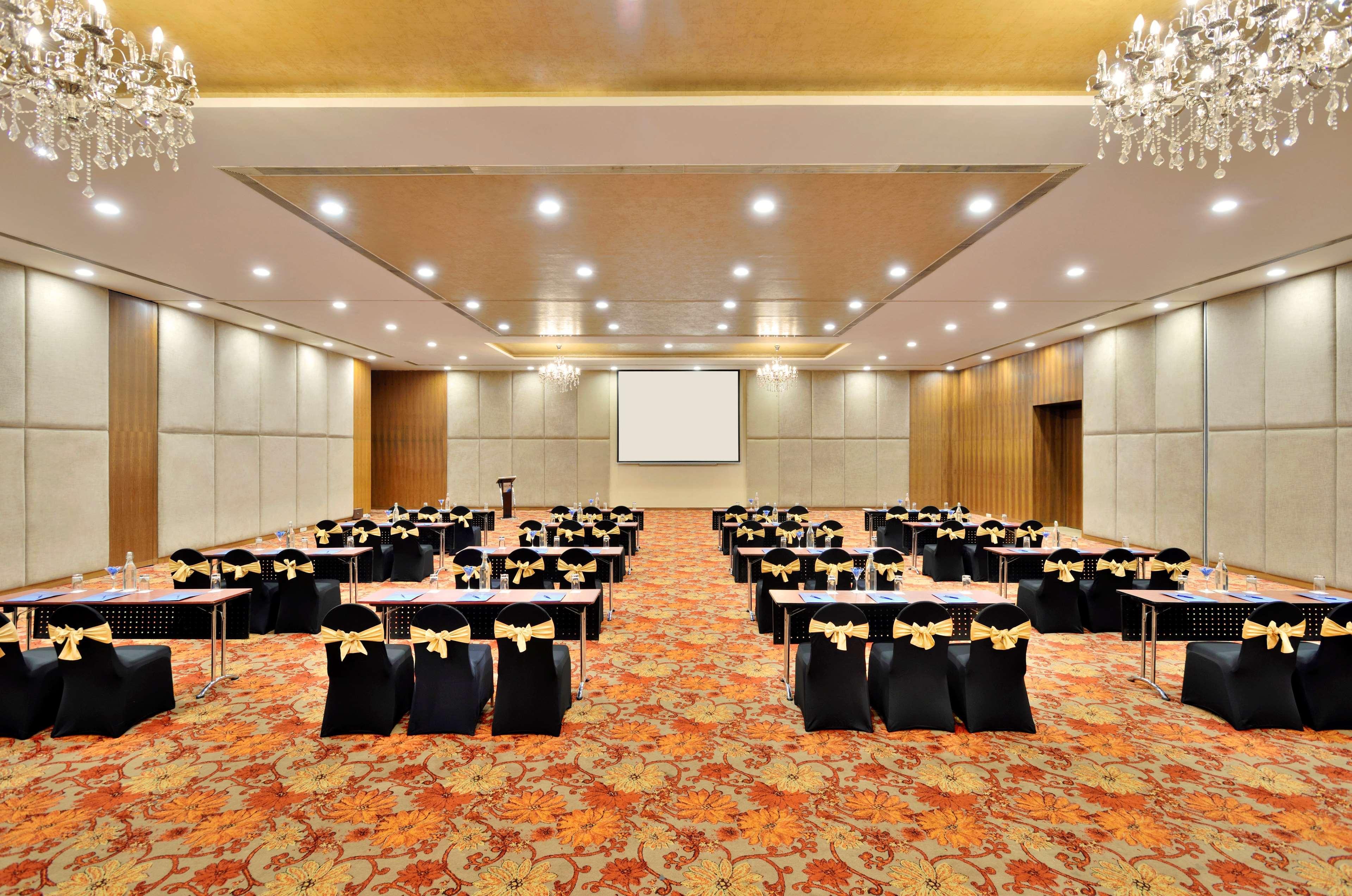 Radisson Blu Plaza Hotel Hyderabad Banjara Hills Exterior foto The Royal Hall