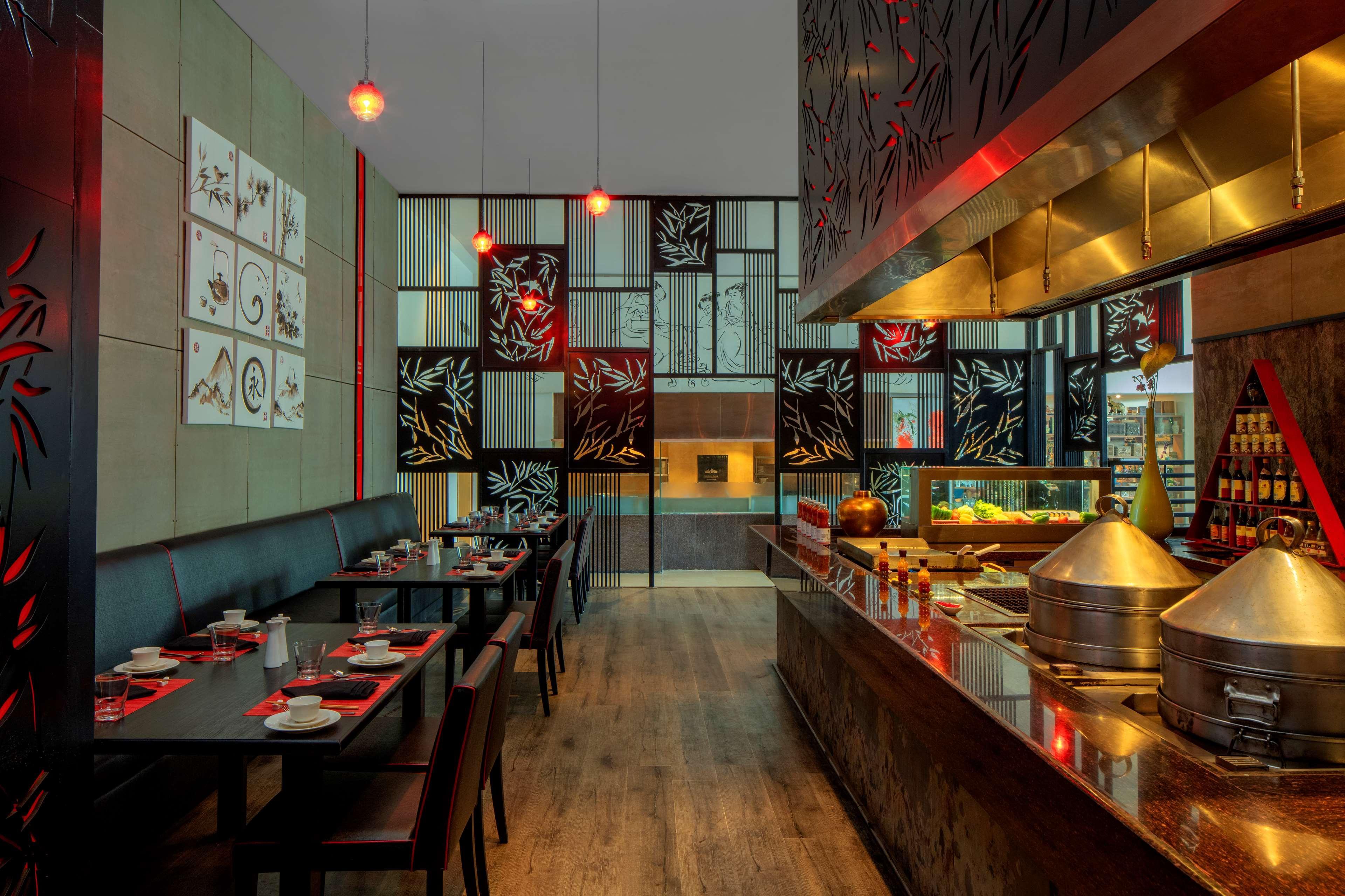 Radisson Blu Plaza Hotel Hyderabad Banjara Hills Exterior foto The interior of a restaurant in the United Arab Emirates