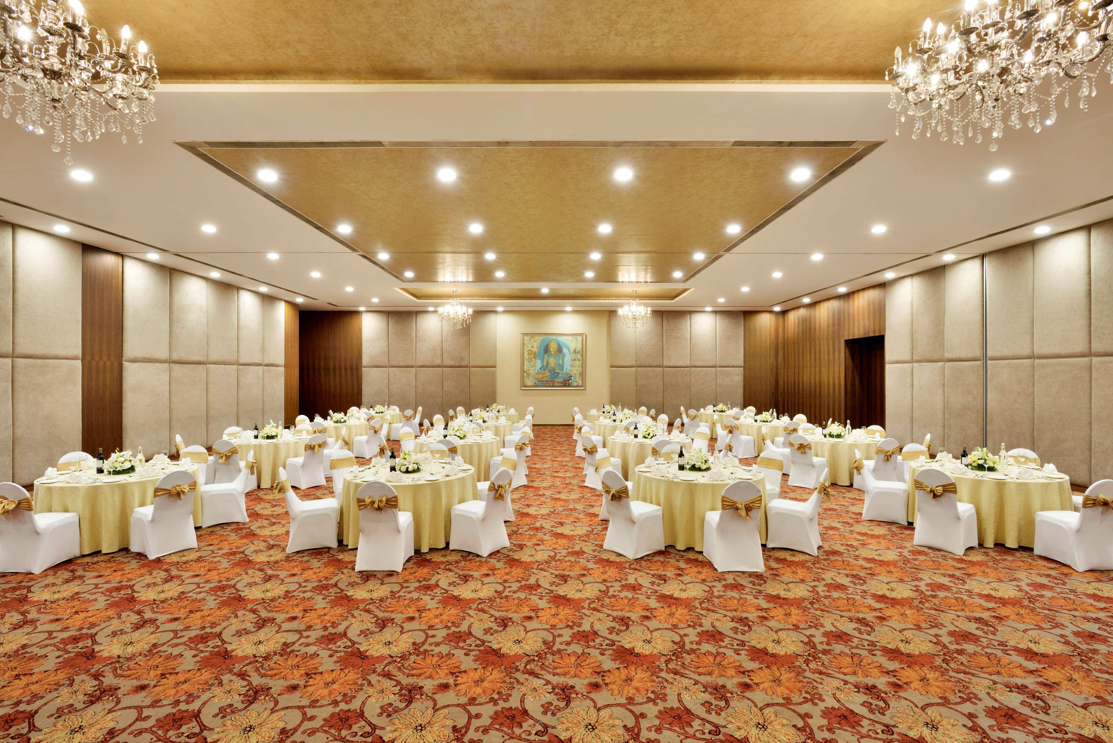 Radisson Blu Plaza Hotel Hyderabad Banjara Hills Exterior foto The Royal Ballroom