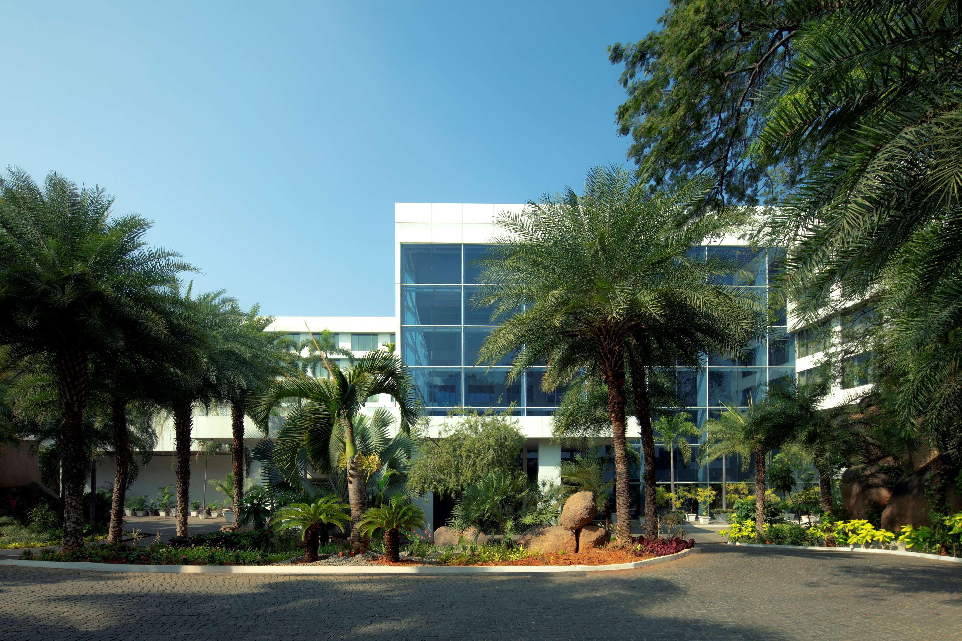 Radisson Blu Plaza Hotel Hyderabad Banjara Hills Exterior foto The Infosys campus in Mysore