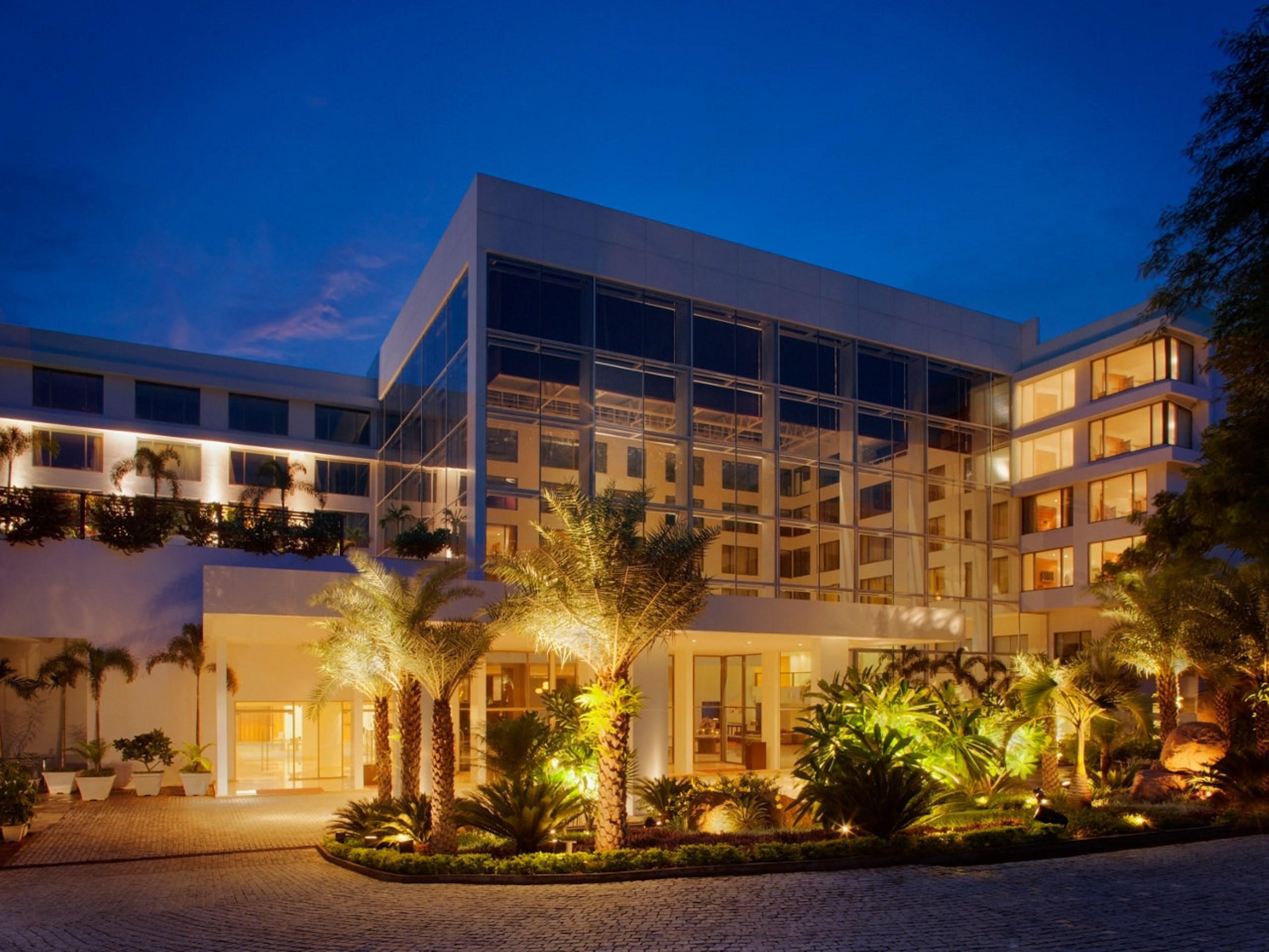 Radisson Blu Plaza Hotel Hyderabad Banjara Hills Exterior foto The Royal