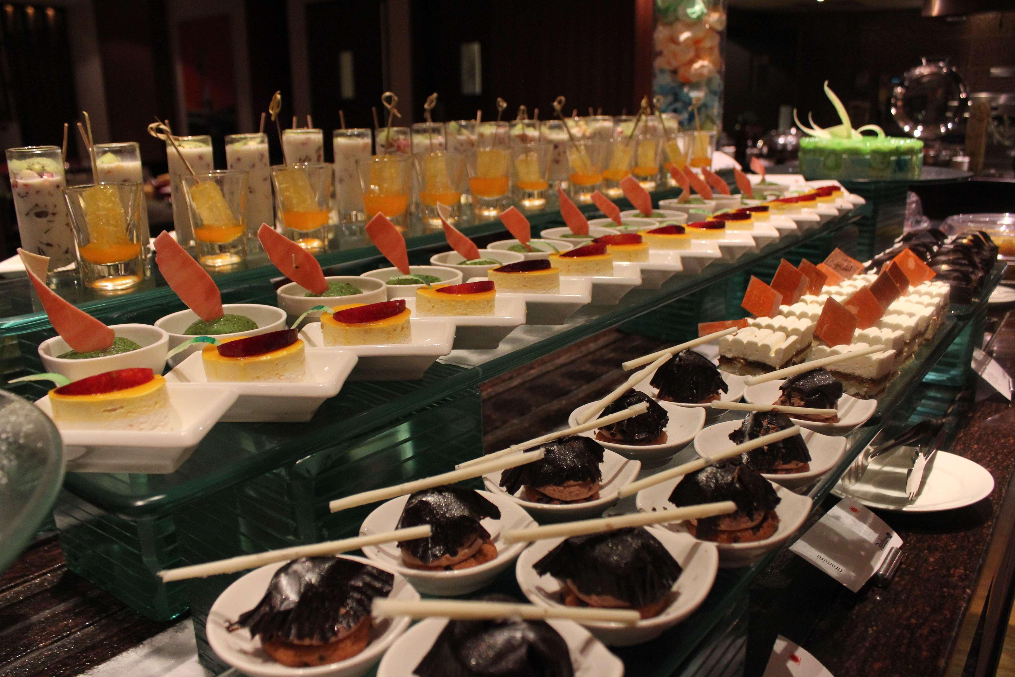 Radisson Blu Plaza Hotel Hyderabad Banjara Hills Exterior foto A dessert buffet