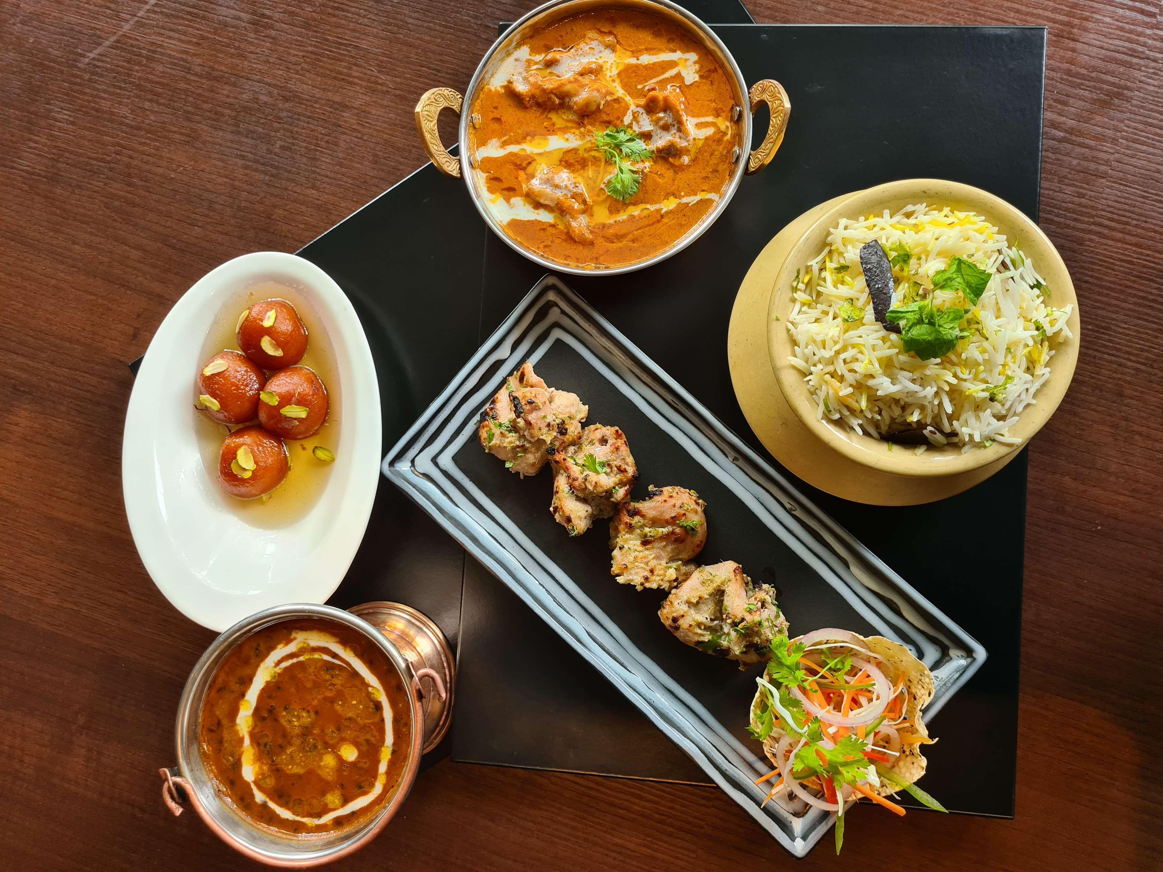 Radisson Blu Plaza Hotel Hyderabad Banjara Hills Exterior foto Indian cuisine