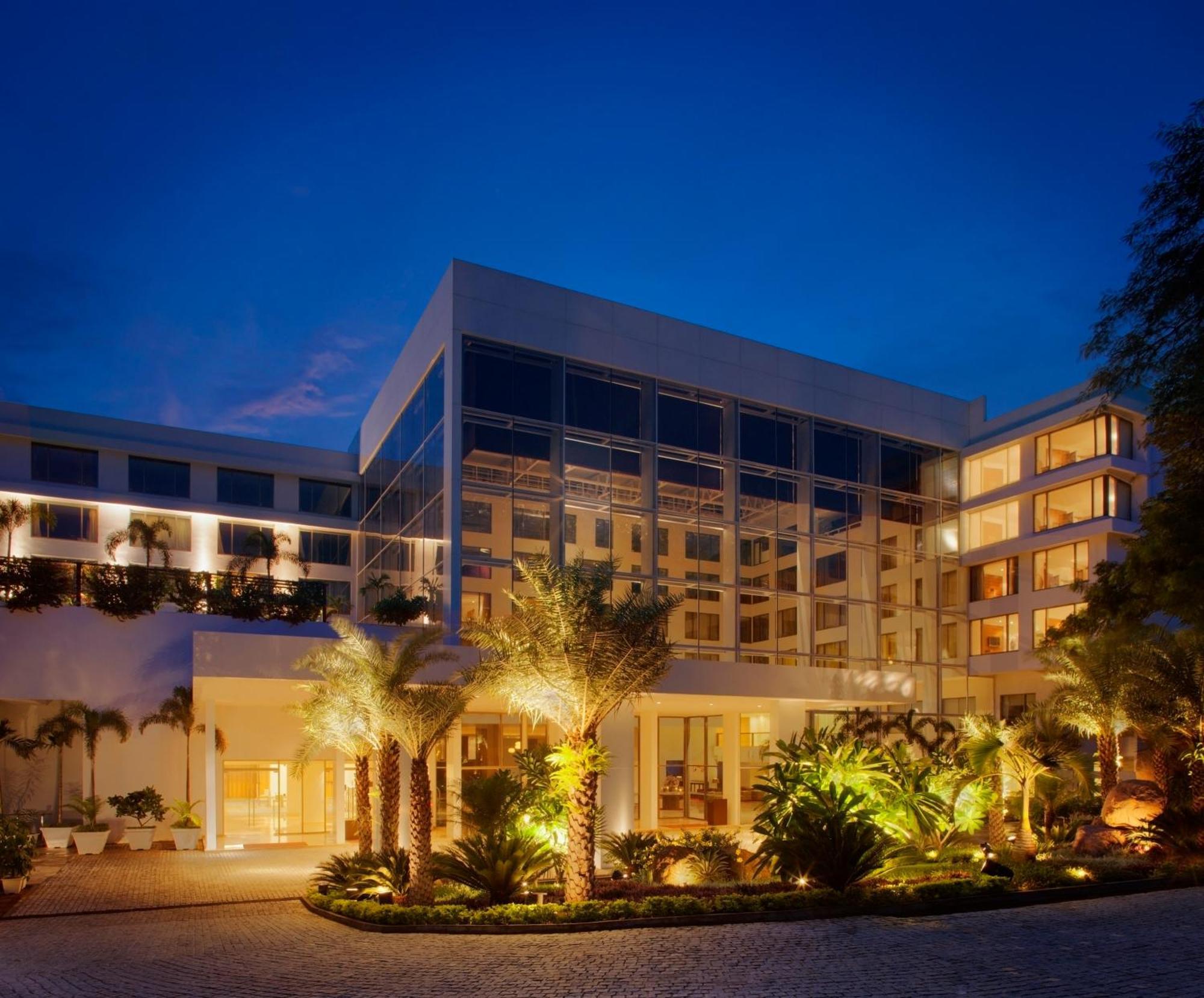 Radisson Blu Plaza Hotel Hyderabad Banjara Hills Exterior foto The hotel at night