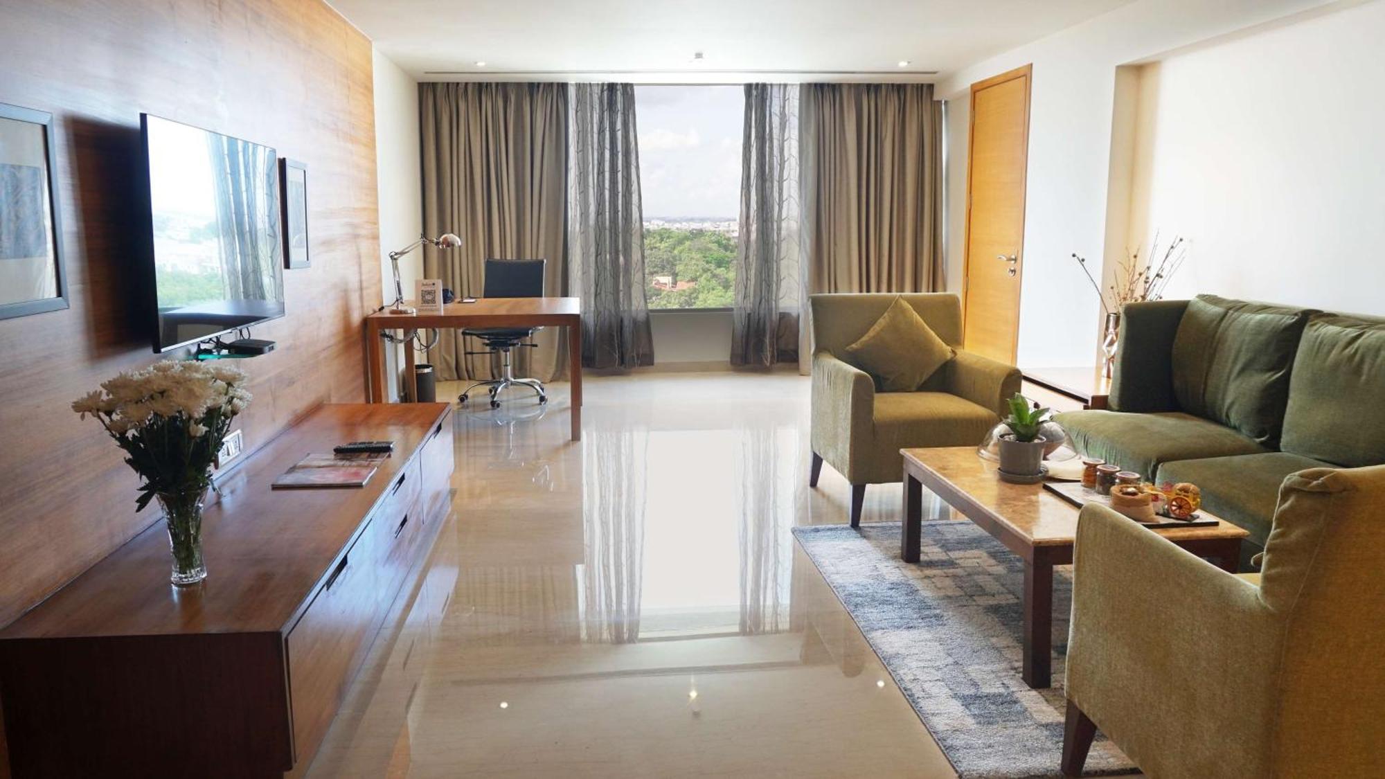 Radisson Blu Plaza Hotel Hyderabad Banjara Hills Exterior foto A typical suite at the hotel