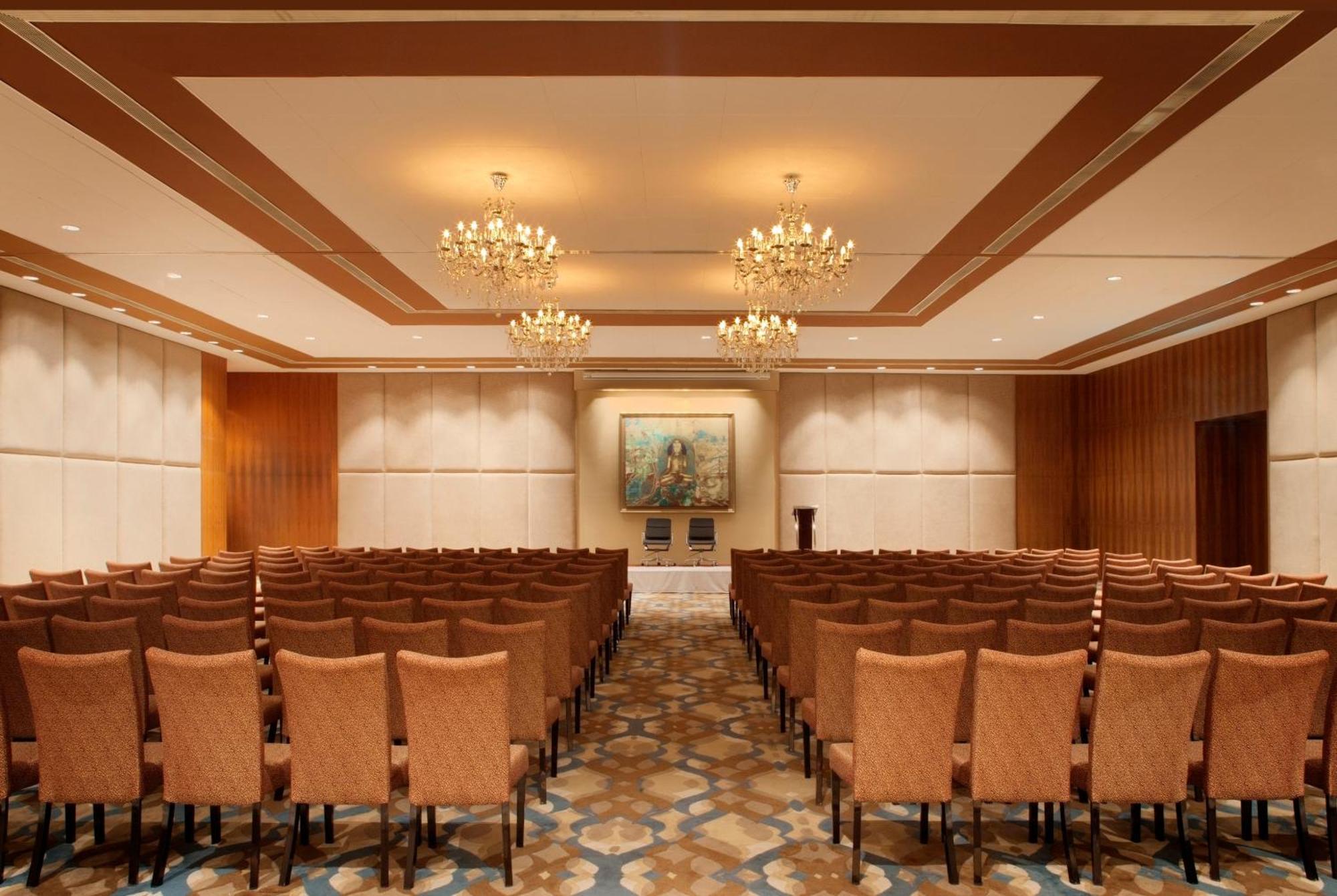 Radisson Blu Plaza Hotel Hyderabad Banjara Hills Business foto The ballroom at the hotel
