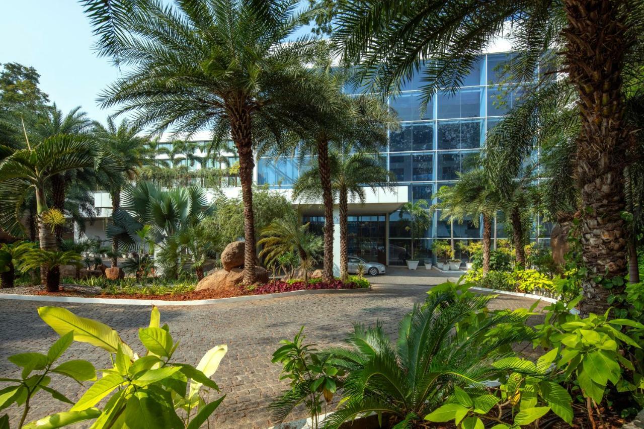 Radisson Blu Plaza Hotel Hyderabad Banjara Hills Exterior foto The Leela Palace, Chennai