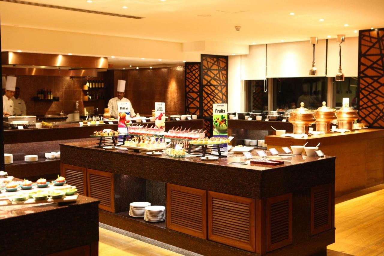 Radisson Blu Plaza Hotel Hyderabad Banjara Hills Exterior foto A buffet at a hotel