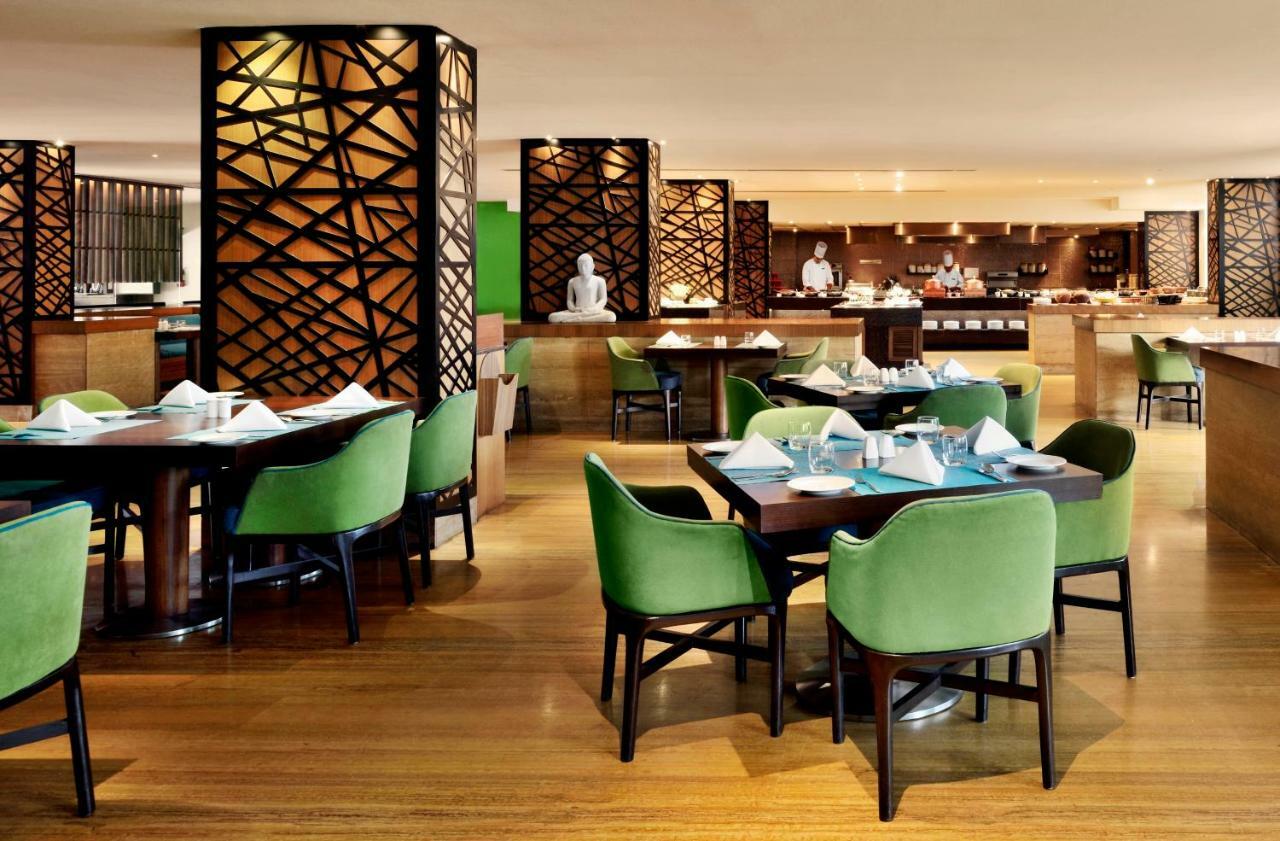 Radisson Blu Plaza Hotel Hyderabad Banjara Hills Exterior foto The restaurant